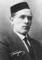 Карим Галеевич родился в крестьянской семье 15 сентября 1887 года в деревне Таракановка (Белоозерка) Пензенской области в семье крестьянина. В 1900 г. приезжает в Казань и поступает в медресе «Мухаммадия», которое из протеста бросает в 1906 г. В 1910(1911) г. он поступает в труппу «Сайяр», становится актером и посвящает свою жизнь театру. В годы гражданской войны Тинчурин — главный режиссер и руководитель 13-й труппы при политуправлении Красной Армии. В 1920 г. главный режиссер и руководитель татарской театральной студии при 1-м татарском театре в Самаре (Самарской актерской студии). В 1921 г. — руководитель Оренбургской татарской пролетарской группы (татарский театр имени Г. Кариева). В 1922 г. после возвращения в Казань правительство Татарстана предложило создать государственную труппу из татарских артистов и назначило Тинчурина главным режиссером. В ноябре 1922 г. он возглавляет Татарский государственный театр. В 1928—1929 гг. — главный режиссер Астраханского театра. В 1926 г. Тинчурину присвоено звание «Заслуженный артист ТАССР», в 1936 г. широкая общественность отмечает двадцатипятилетие его трудовой деятельности. Его драматургия вошла в золотой фонд национального театра («Казанское полотенце», «Угасшие цветы», «Голубая шаль» и другие. В 1937 г. его арестовывают, 15 ноября 1938 г. расстреливают. В 1956 г. реабилитирован. Тинчурин Карим