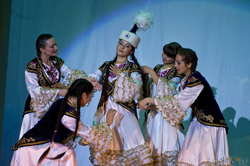 Фото №100288. Айнура Каримова (Казахстан) исполняет свой творческий номер - национальный "Танец птицы".