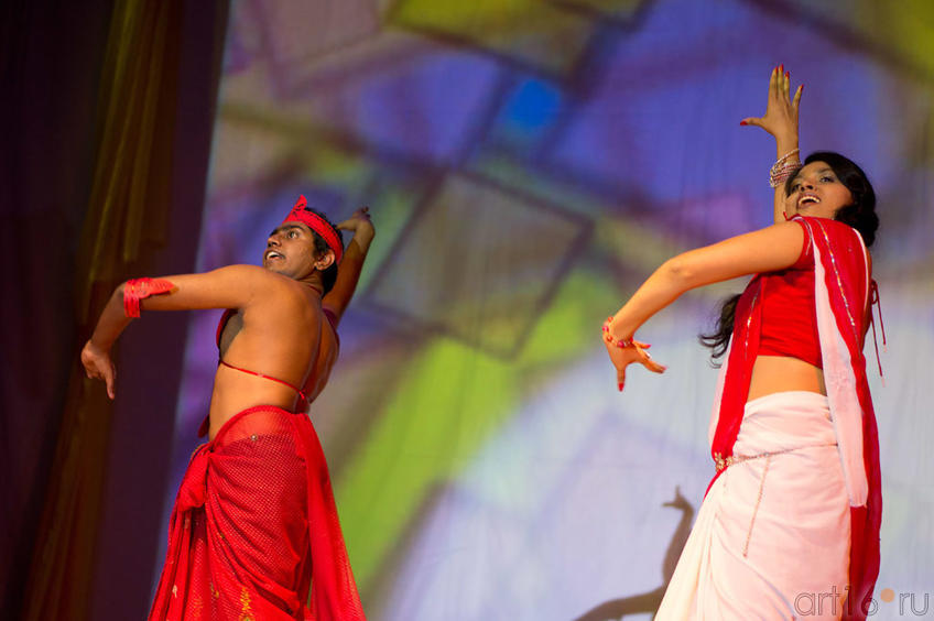 Фото №100304. Дашика Палипна (Шри-Ланка)с партнером исполняют национальный танец