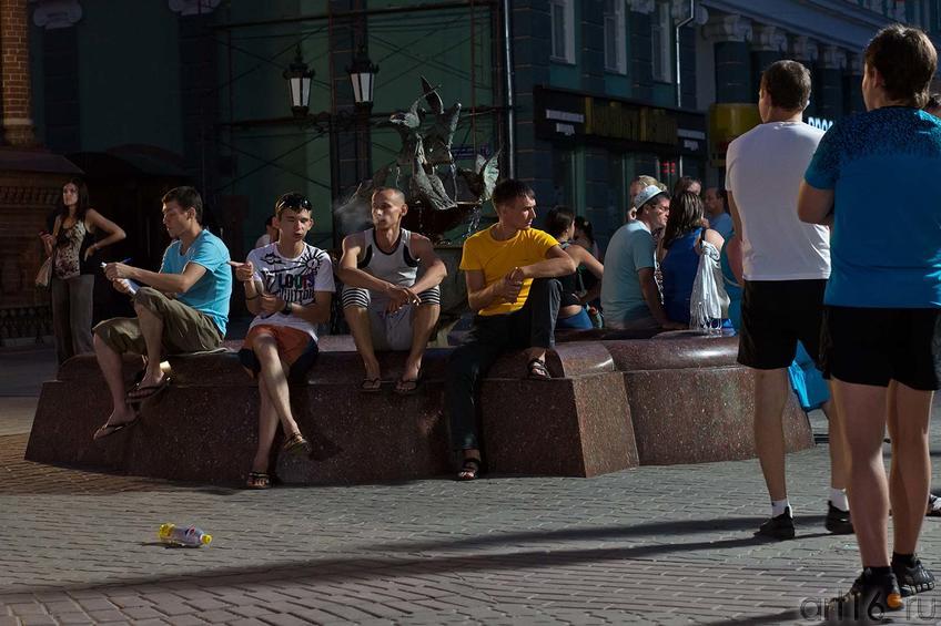 Фото №106261. У фонтана "Голуби", скульптор Асия Минулина, ул. Баумана, Казань, 14.07.2012