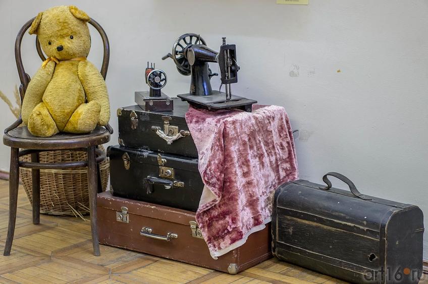 Фото №123056. Плюшевый медведь, чемоданы и швейные машинки