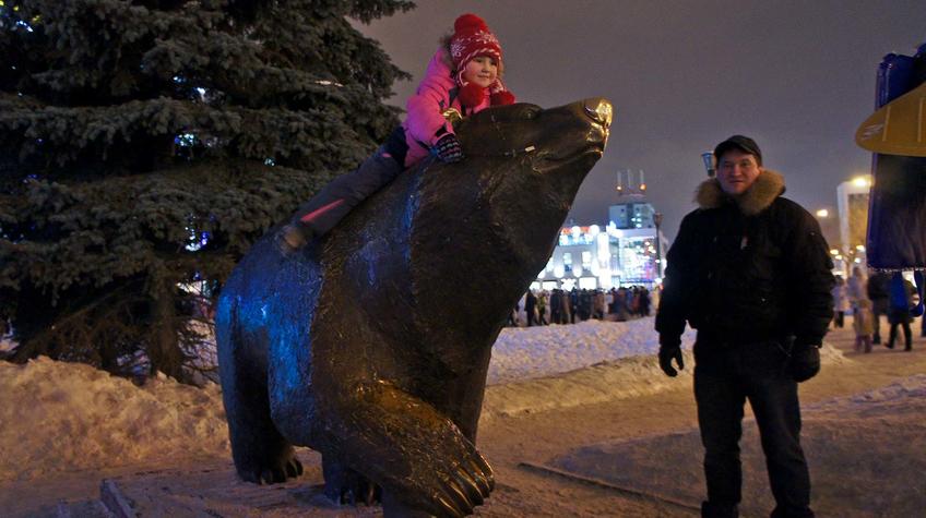 Фото №90313. Скульптура "Идущий медведь". Пермь. 14 января 2012
