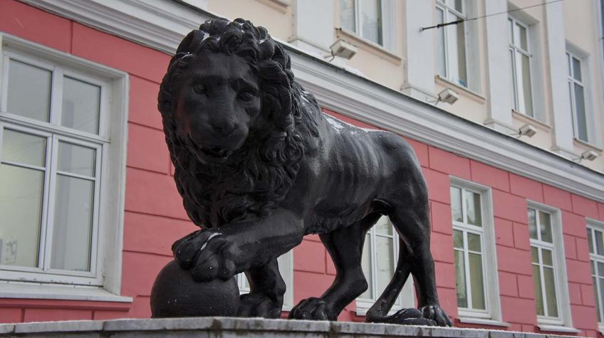 Фото №91739. Скульптура льва.«Дом со львами» — здание «Пермглавснаб» на улице Орджоникидзе