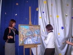 Е. Титова преподносит свою картину в подарок