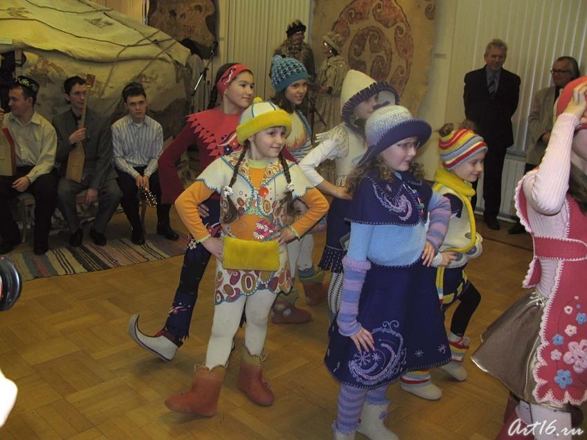 Фото №25300. Демонстрация моделей детской одежды из войлока "Кукморские валенки"