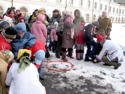 Соревнуются две команды: Сусленики и Масленики
