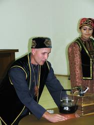Чай заварен, но должен настояться на свече