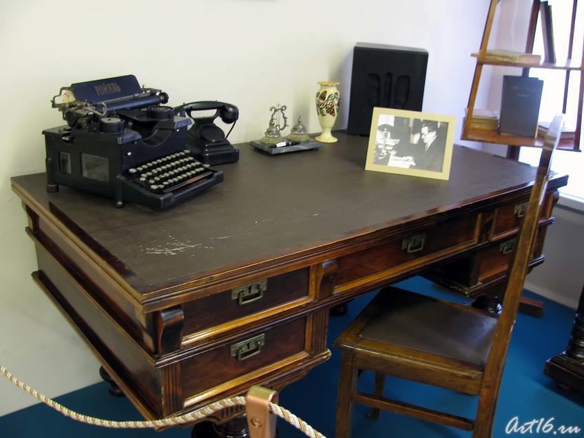 Фото №36140. Письменный стол Шарифа Камала, печатная машинка марки «Ройяль», письменные принадлежности, ваза