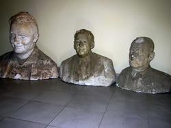 Бюсты, выполненные Б. Урманче