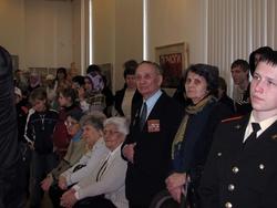 Зрители театрализованного представления в галерее 