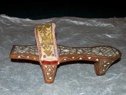 Обувь (Япония). Украшена вышивкой, инкрустирована перламутром.