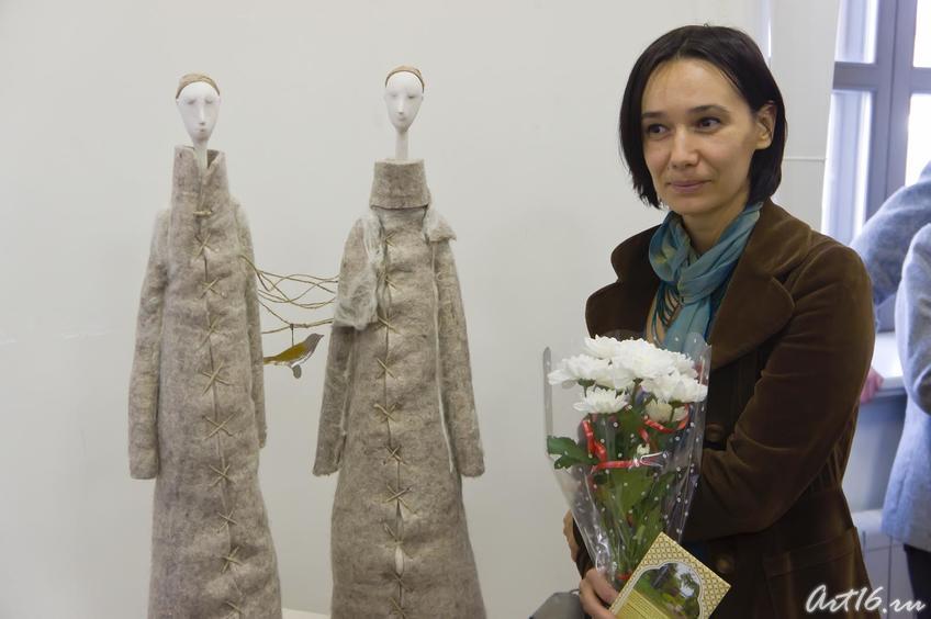 Елена Ермолина возле своей работы   Двое. 2009