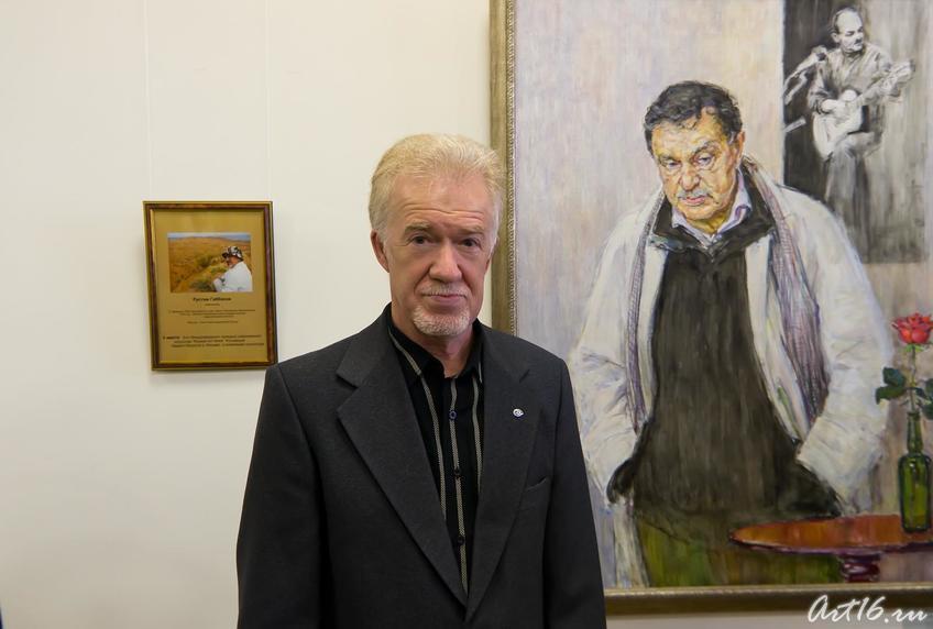Зуфар Гимаев у портрета Посвящение В.П.Аксенову.2010.