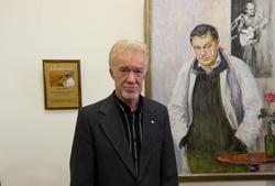 Зуфар Гимаев у портрета 