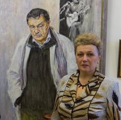 С. Грунис у портрета В.П. Аксенова