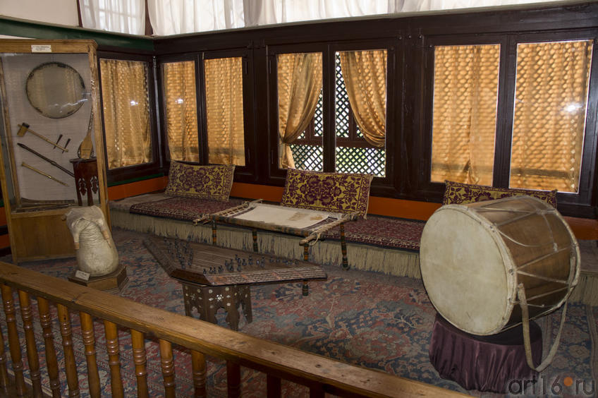 Фото №70300. Музыкальные инструменты. Гаремнный корпус. Бахчисарайский дворец