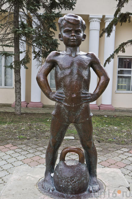 Скульптура из советского прошлого
