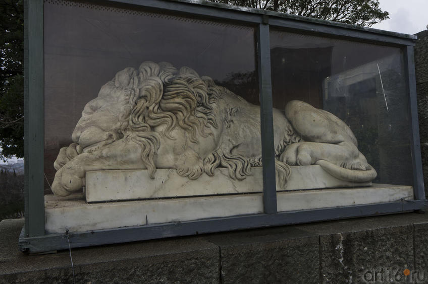Скульптура спящего льва перед дворцом