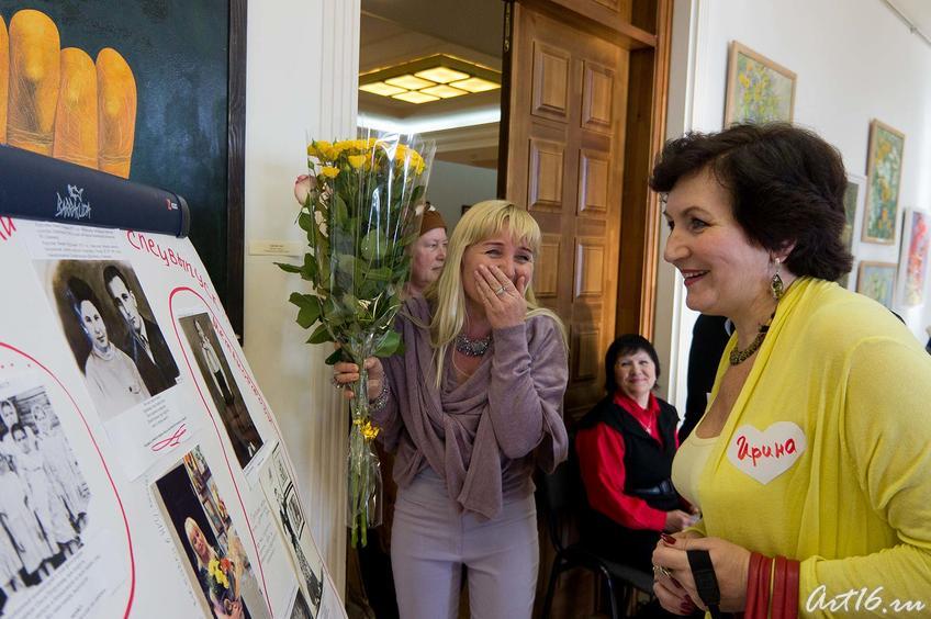 Миля Нуруллина и педагог родной школы №96 у юбилейного выпуска