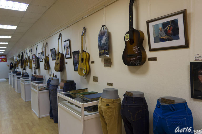 Фрагмент экспозиции выставки (музыкальные инструменты, джинсы)
