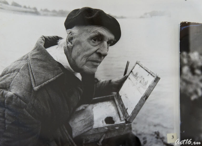 Куделькин В.И. пишет этюды на Волге, 1970