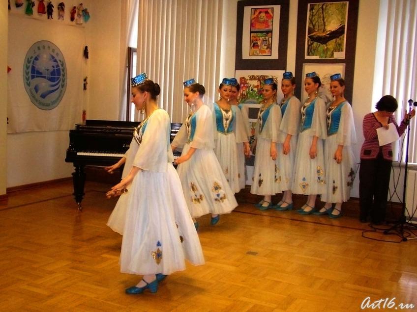 Фото №7677. "Весенние напевы" татарский танец