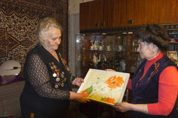 Екатерина Яковлевна Шугаева, Накия Юсуповна Курбангалина с  картиной