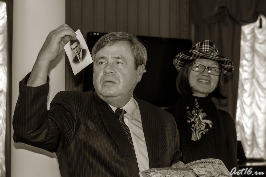 Ахат Мушинский с фотографией В.П.Аксенова и Наиля Ахунова
