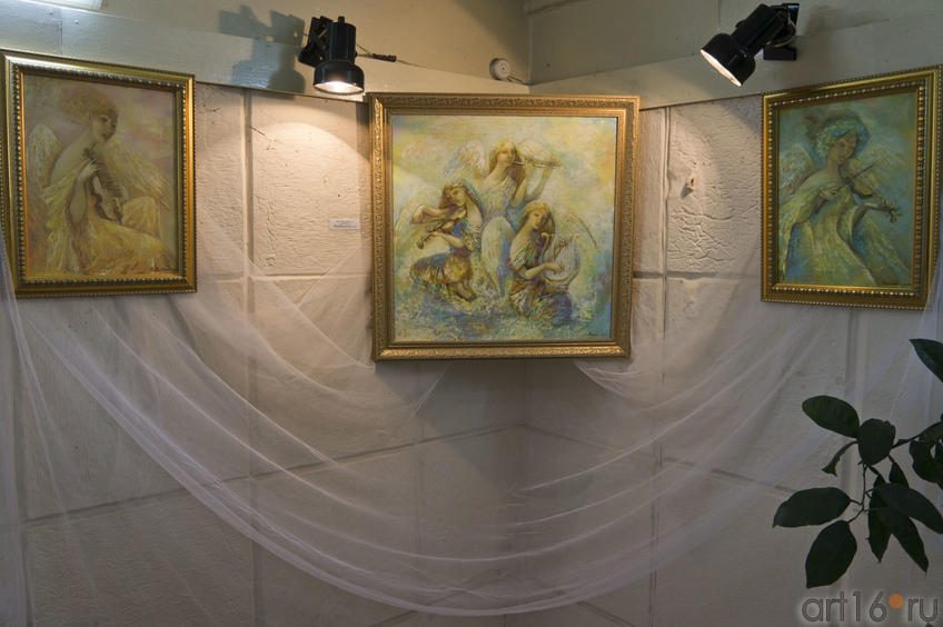 Фото №78297. Фрагмент экспозиции. В центре картина "Мелодия для облаков". А.Бузунеева (Анастас)