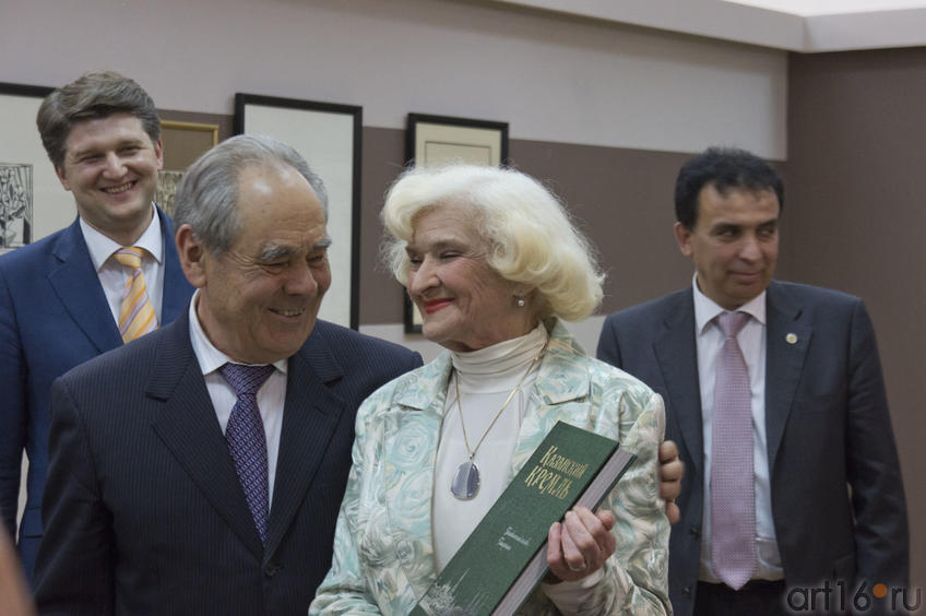 Фото №78409. М.Ш.Шаймиев вручает книги  директорам музеев