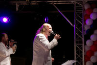 Владимир Сухин (тенор). “MANSOUND” (Украина). На заднем плане: В. Рубель (баритон)