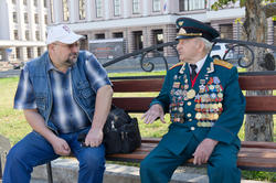 Юеседа с героем. Перед зданием Казанской Ратуши