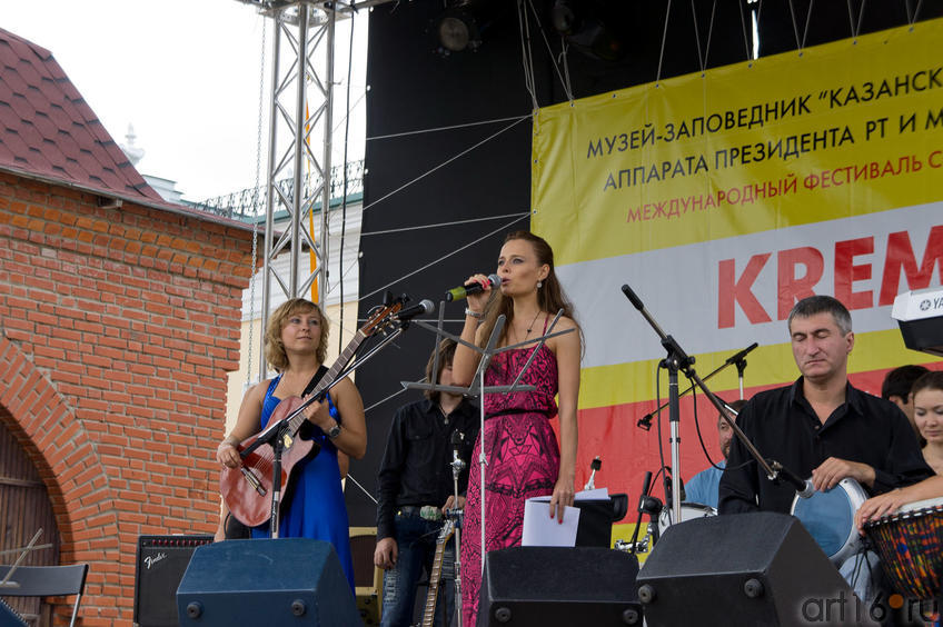 Олег Лапшин (справа), у микрофона — Юлия Замыслова, ведущая площадки Пушечный двор