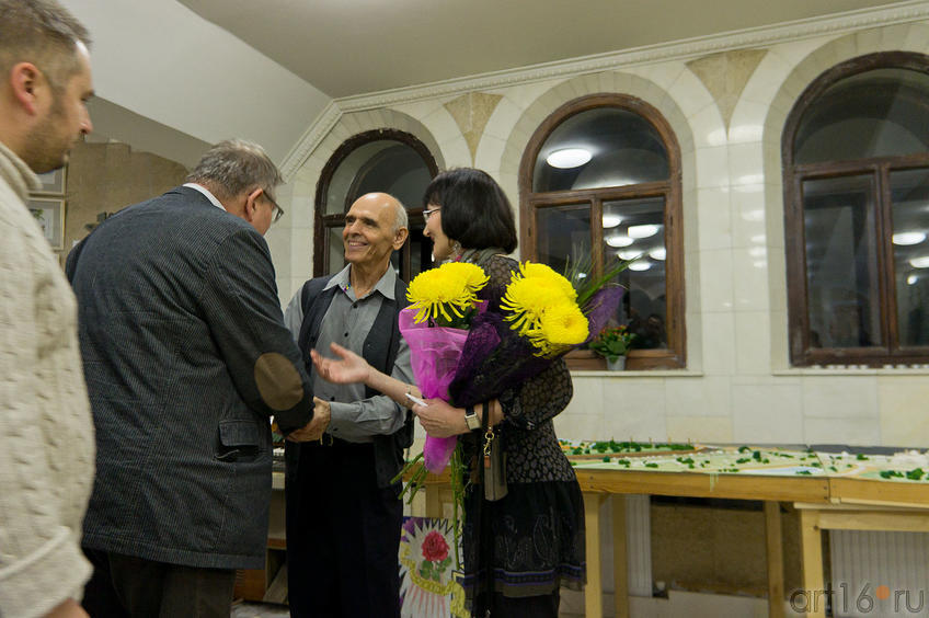 Фото №86916. И.Ханов, Р.Султанова принимают поздравления с открытием выставки от гостей из Польши