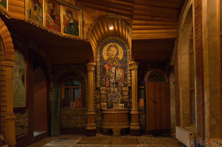 Часовня Вселенского храма. Мозаичное панно (изображение Иисуса Христа), набранное уч. 9 класса Зульфией