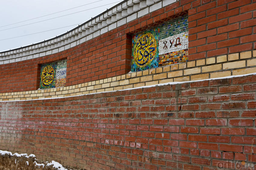 Фото №87237. Стена вокруг территориию Вселенского храма с именами Пророков