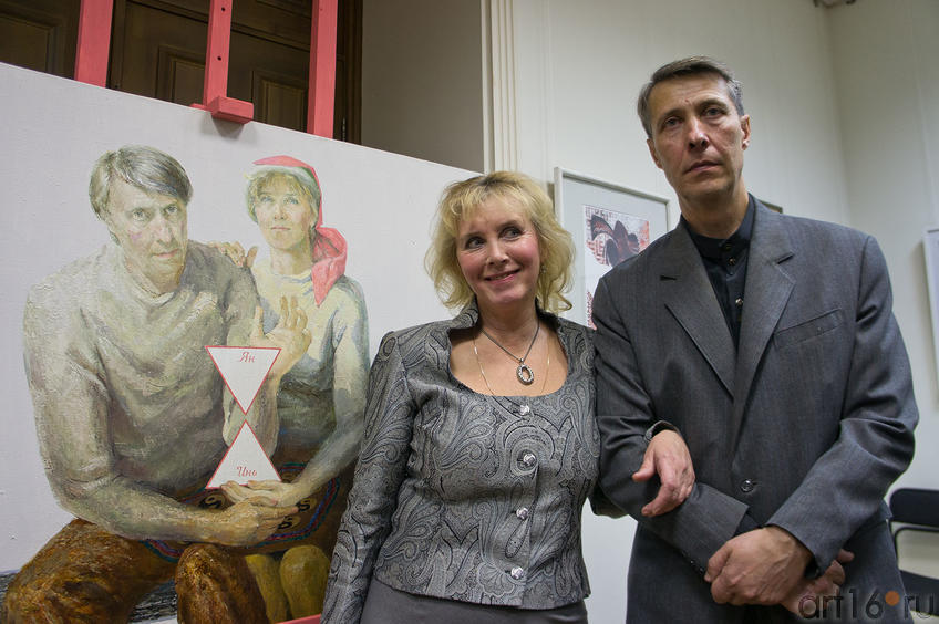 Щетинина И.Н., Щетинин И.В. возле Автопортрета