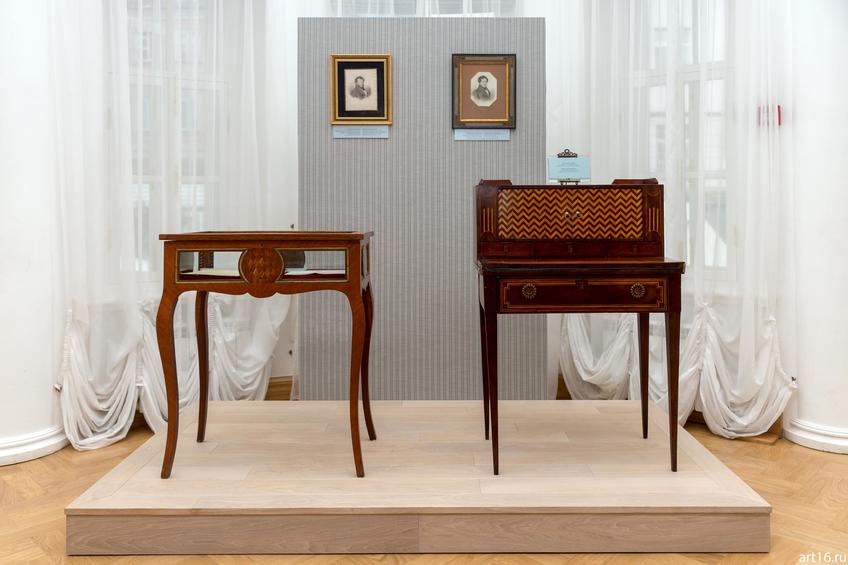 Фото №894790. Бюро-секретер («пушкинский столик»). 1820-е. Принадлежало Е.А.Боратынскому (справа)