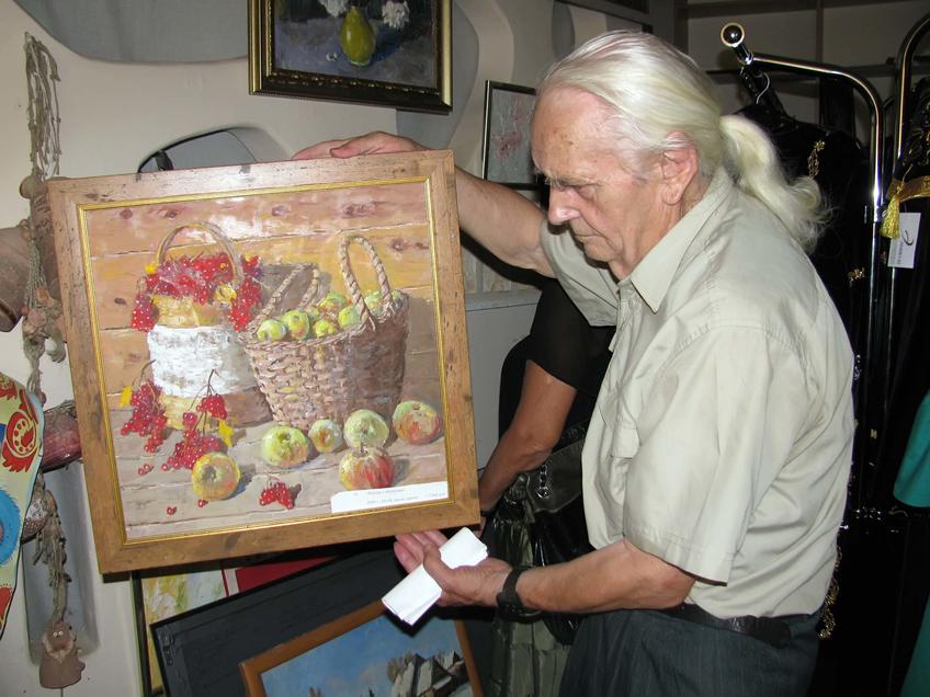 Фото №58450. Владимир Кочунов с картиной "Калина и яблоки"