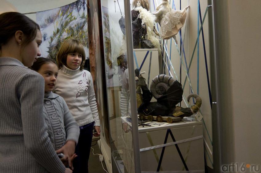 У витрины Путешествий, рыцарей и настоящих мужчин