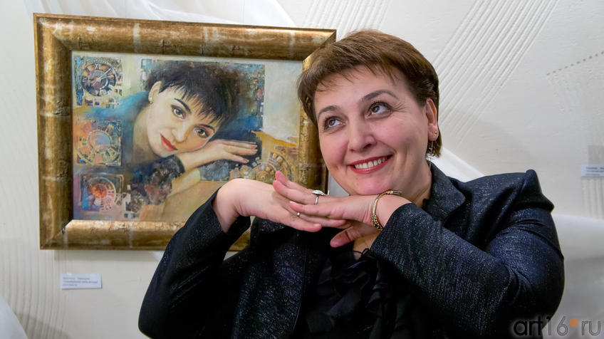 Фото №95011. Ольга Новикова у своего портрета