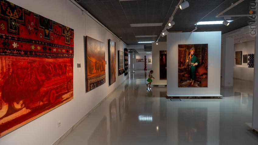 Фото №958775. Фрагмент экспозиции выставки художников Дагестана