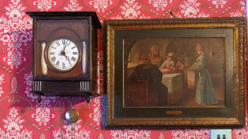 Фото №965554. Часы-ходики и картина. Предметы из воссозданной жилой комнаты М.А.Ромася