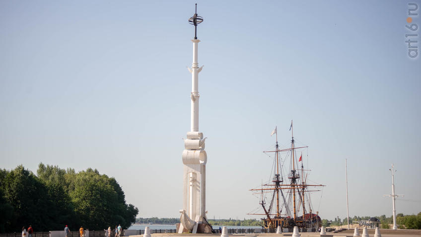 Фото №970128. Корабль-музей «Гото Предестинация» и ростральная колонна