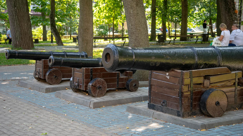 Фото №970688. Карабельные орудия на Петровской площади в Воронеже