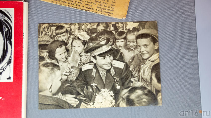 Фото №988758. Юрий Гагарин в окружении школьников. Фото
