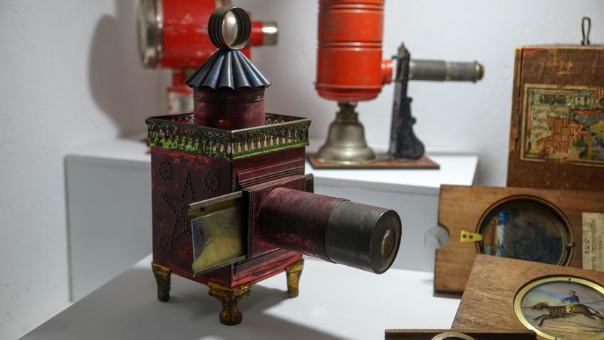Фото №991791. Самый старый на выставке проектор ( пр-во Франция, 1850)