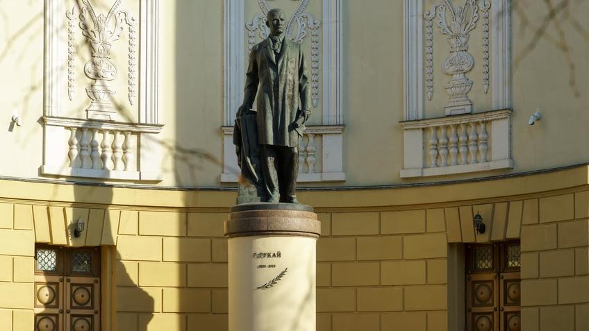 Фото №992458. Памятник Габдулле Тукаю возле Казанского оперного театра