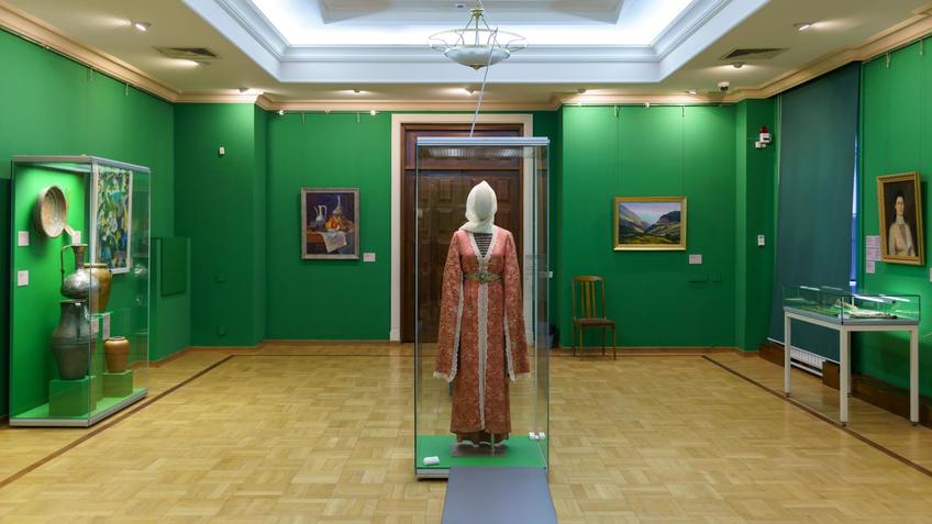 Национальный женский костюм::«Искусство Чеченской Республики XIX–XXI веков»