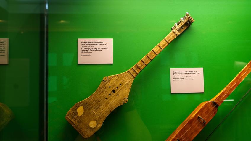 Трехструнная балалайка , нач. XX в./Скрипка, 2012::«Искусство Чеченской Республики XIX–XXI веков»